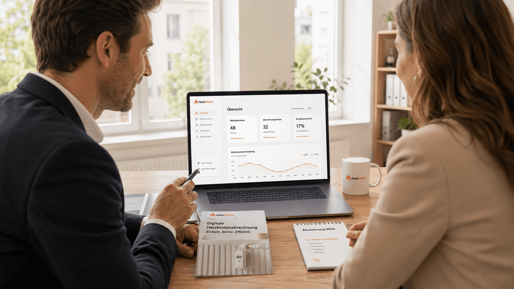 Beratungsgespräch mit Laptop und HeatMieter-Verwaltungsdashboard im Büro